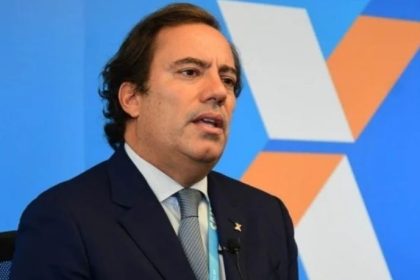 Pedro Duarte Guimarães analisa como a digitalização da Caixa transformou o acesso aos serviços bancários.