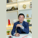 Dr. Milton Seigi Hayashi destaca os benefícios da otoplastia infantil na autoestima e no ambiente escolar.