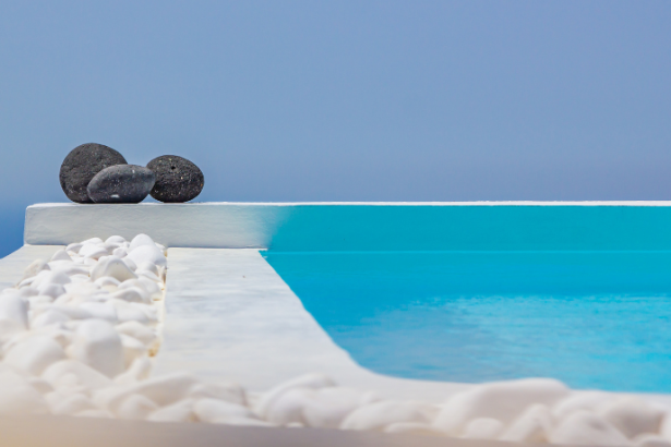 Diohn do Prado mostra como o uso de pedras naturais em piscinas e decks une sofisticação, durabilidade e respeito ao meio ambiente.