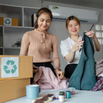 A sustentabilidade na moda levanta a dúvida: conceito ou prática possível? Cristiane Ruon dos Santos mostra caminhos reais para começar.