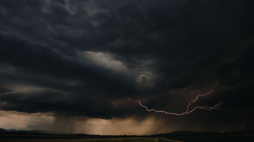 Brasília sob instabilidade climática: sexta-feira marcada por trovoadas e alertas