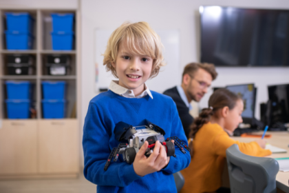 Robótica e computação na educação ganham ainda mais relevância quando, com Sérgio Bento De Araújo, projetos tecnológicos fortalecem a aprendizagem e o projeto de vida dos estudantes.