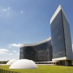 Fachada do Tribunal Superior Eleitoral durante julgamento sobre candidatura ao Governo do Distrito Federal, sem textos legíveis