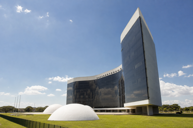 Fachada do Tribunal Superior Eleitoral durante julgamento sobre candidatura ao Governo do Distrito Federal, sem textos legíveis