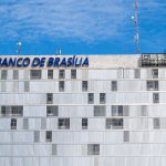 Edifício do Banco de Brasília em Brasília, visto sob céu azul.