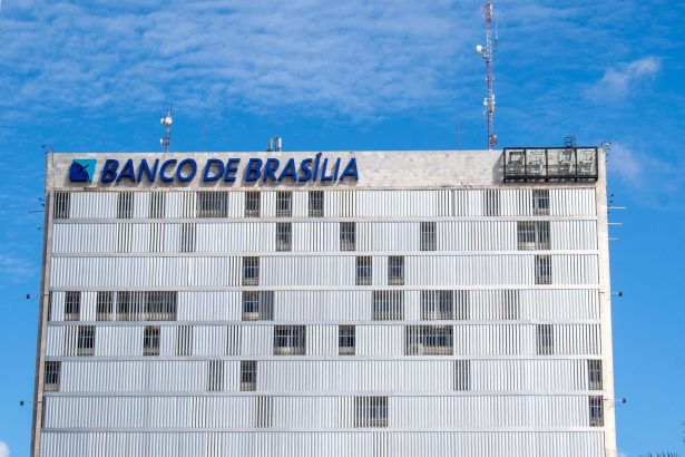 Edifício do Banco de Brasília em Brasília, visto sob céu azul.