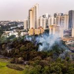 Vista aérea de um incêndio florestal próximo a áreas urbanizadas em Londrina, no Paraná.