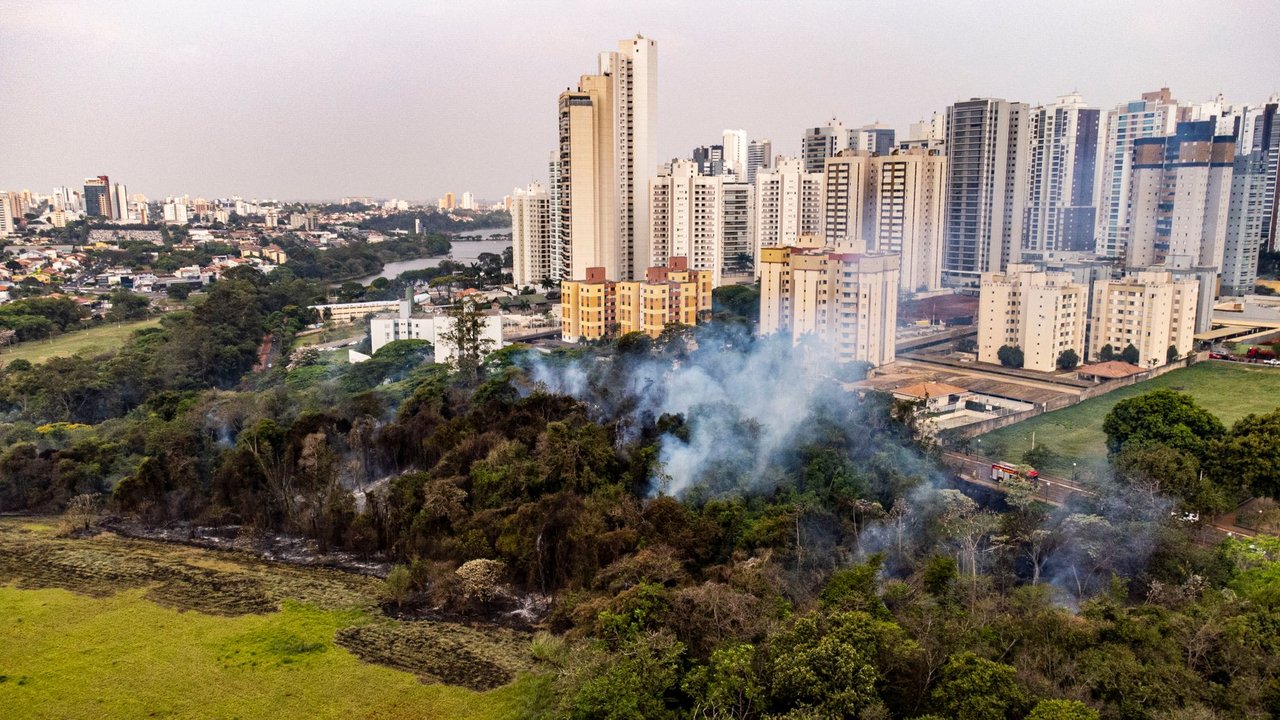 Vista aérea de um incêndio florestal próximo a áreas urbanizadas em Londrina, no Paraná.