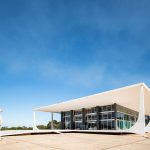 Vista externa do edifício modernista do Supremo Tribunal Federal, em Brasília, sob céu azul.