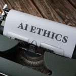 Máquina de escrever com a expressão “AI Ethics” impressa em uma folha de papel.