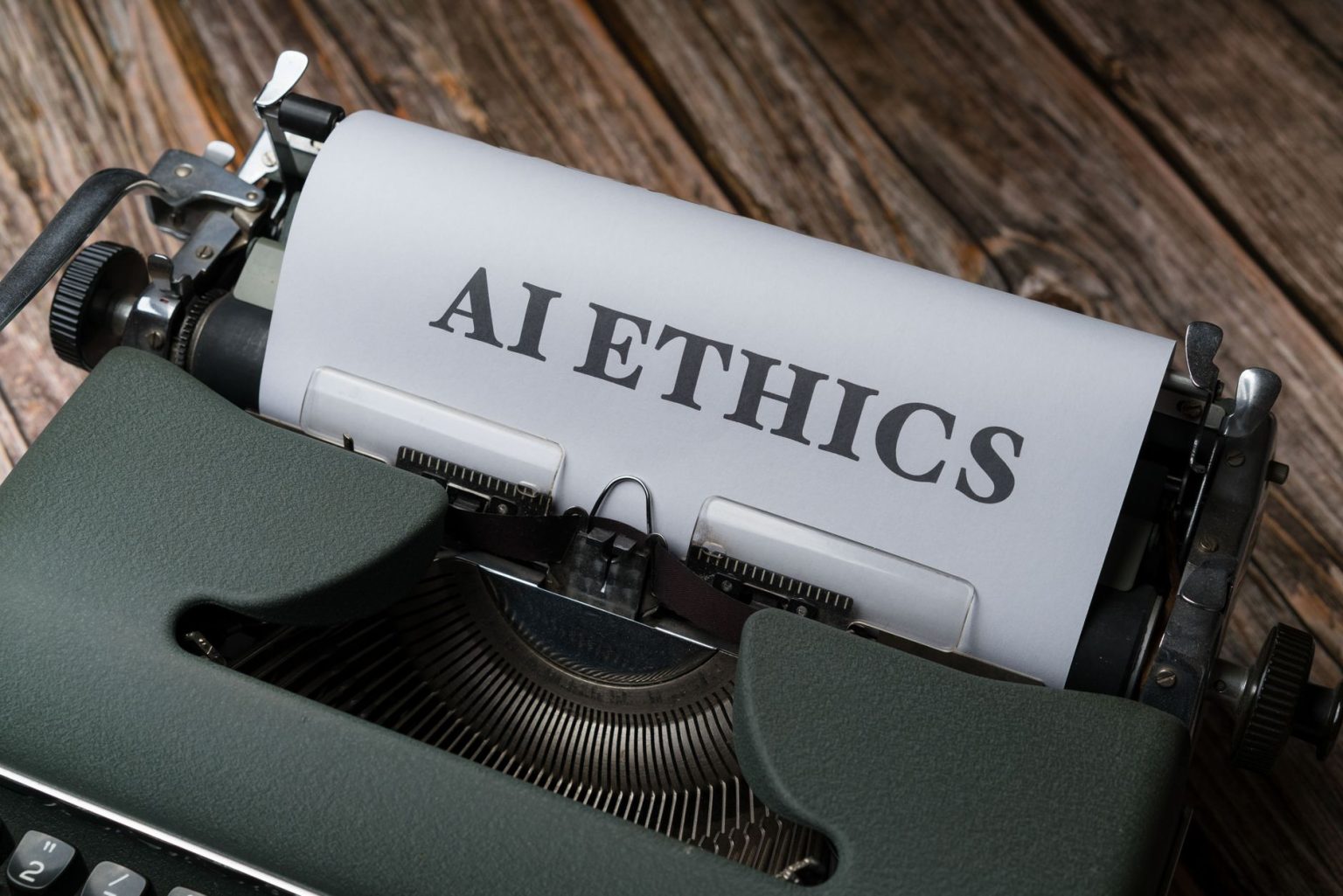 Máquina de escrever com a expressão “AI Ethics” impressa em uma folha de papel.