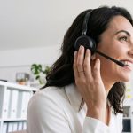 Profissional usando headset em um ambiente de trabalho durante atendimento ao cliente