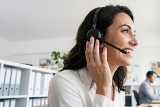 Profissional usando headset em um ambiente de trabalho durante atendimento ao cliente
