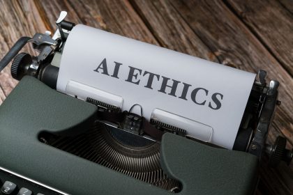 Máquina de escrever com a expressão “AI Ethics” impressa em uma folha de papel.
